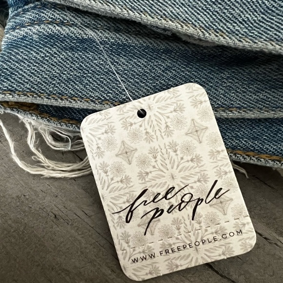 NWT- FREE PEOPLE COOL-CHIC MAGGIE MID-RISE STRAIGHT JEANS- LIGHT STONE WASH- 29 - Picture 7 of 9
